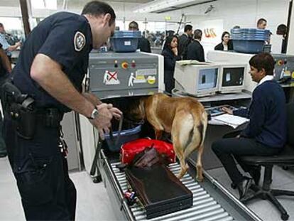 Un agente de seguridad examina equipajes con un perro adiestrado en el aeropuerto Charles de Gaulle de París.