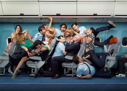 Pedro Almodóvar, sabedor de todo lo que puede ocurrir en las alturas, dirigió en 2013 'Los amantes pasajeros', hilarante película que transcurre en el interior de un avión.