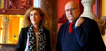 Mario Camus, este lunes, en BIlbao junto a la concejala de Cultura Ibone Bengoetxea.