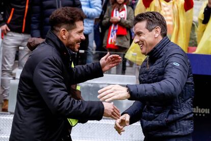 El entrenador del Celta de Vigo, Juan Carlos Unzué (d), y el entrenador argentino del Atlético de Madrid, Diego Pablo Simeone, durante el partido disputado en el estadio Wanda Metropolitano.