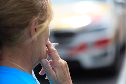 Una mujer se fuma un cigarrillo en Madrid.