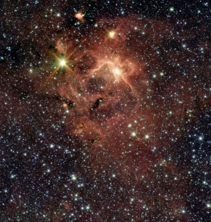 El astro masivo IRAS13481-6124 (el más brillante de la imagen) en su zona de formación estelar, fotografiada por el telescopio espacial 'Spitzer'