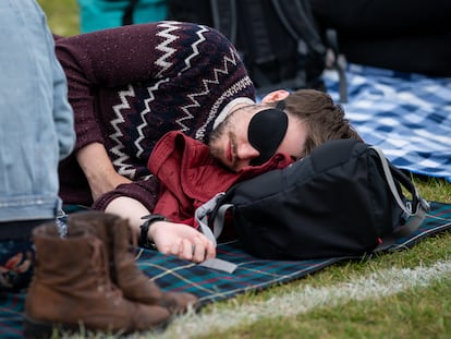 A person takes a nap whilst in the queue to enter Wimbledon ahead of day three of the 2022 Wimbledon Championships at the All England Lawn Tennis and Croquet Club, Wimbledon. Picture date: Wednesday June 29, 2022. (Photo by Aaron Chown/PA Images via Getty Images)