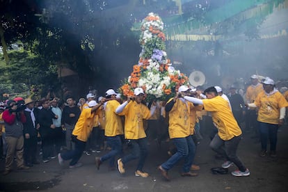 Unos fieles participan en una procesión en honor a Santo Domingo de Guzmán, el pasado lunes en Managua.