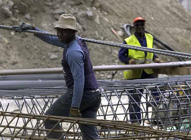 Unos inmigrantes trabajando en la construccíón.