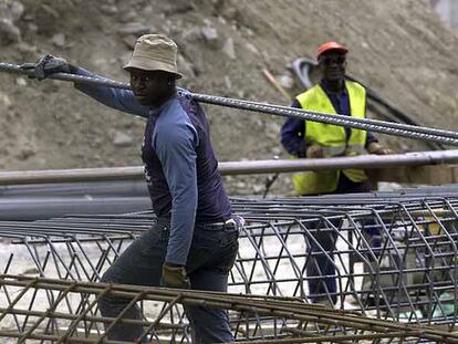 Unos inmigrantes trabajando en la construccíón.