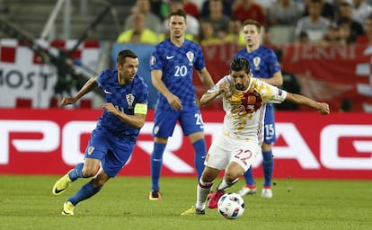 Nolito lucha por no perder la pelota.