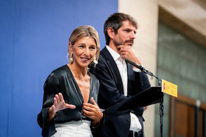 La vicepresidenta segunda del Gobierno y ministra de Trabajo y Economía Social, Yolanda Díaz, y el ministro de Cultura, Ernest Urtasun, este miércoles en el Ministerio de Trabajo, en Madrid.
