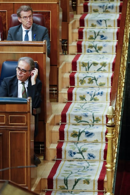 El líder del PP, Alberto Núñez Feijóo y el ministro de Universidades, Joan Subirat, siguen el discurso del presidente del Gobierno, Pedro Sánchez, en la primera jornada del debate sobre el estado de la nación. 