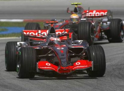 Alonso y Hamilton, compañeros de equipo, durante la última en los entrenamientos libres en Malaisia.