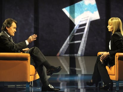La directora de TV-3, Mònica Terribas, entrevista, en abril, a Artur Mas.