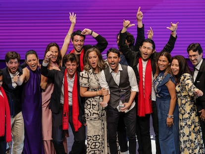 Los chefs del restaurante peruano Central, Virgilio Martínez y Pía León (en el centro y rodeados de su equipo), reciben el premio al mejor restaurante del mundo 2023, en Valencia.
