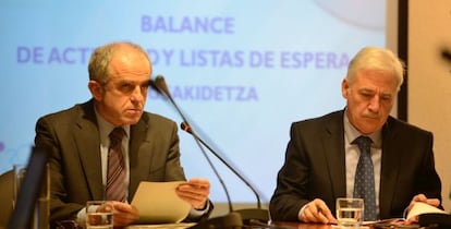 El director general de Osakidetza, Jon Etxeberria, a la izquierda, y el director de Asistencia Sanitaria, Antonio Arraiza, en la presentación este jueves de los datos sobre listas de espera. 