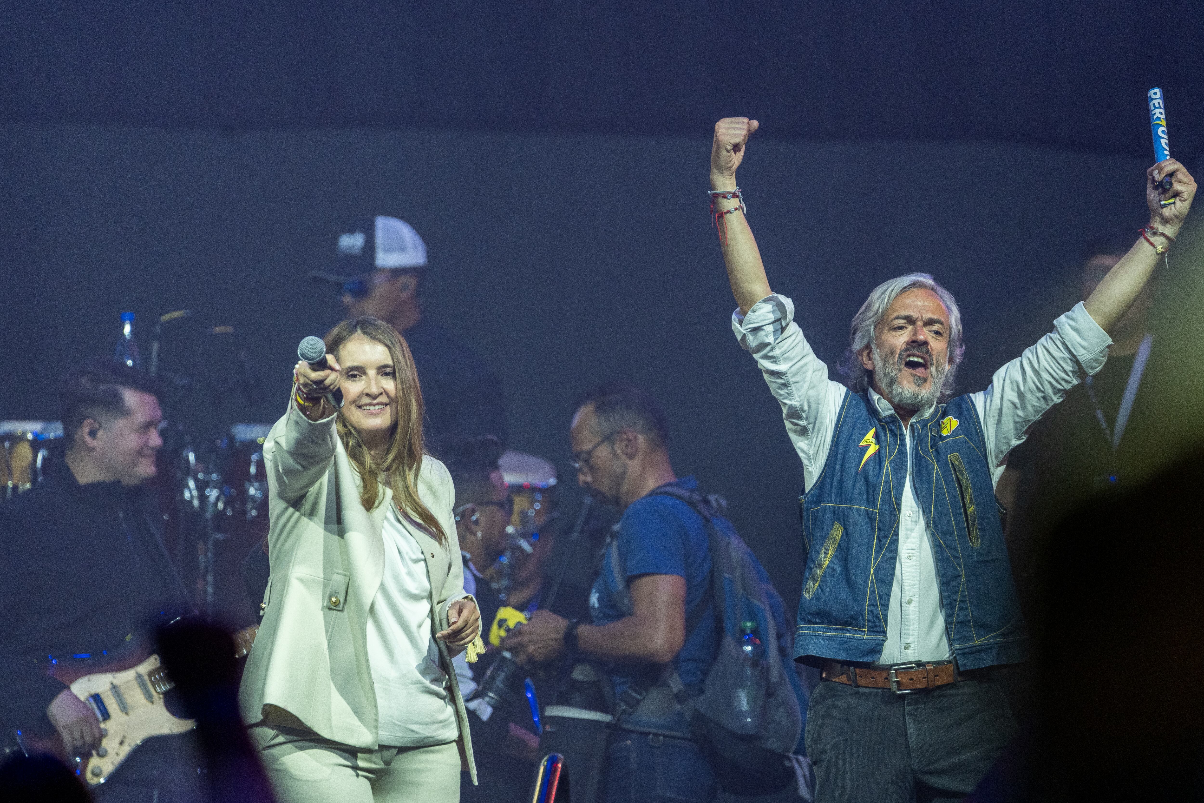 Paloma Valencia junto a Juan Daniel Oviedo en el Movistar Arena, este domingo.