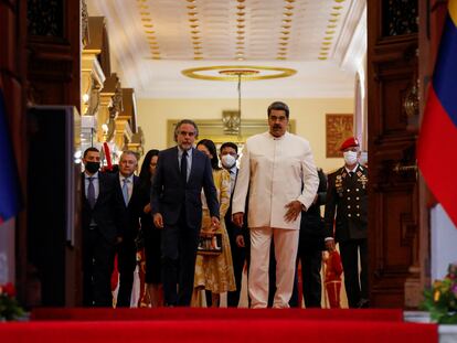 El presidente de Venezuela, Nicolás Maduro, y Armando Benedetti caminan en el Palacio de Miraflores, en Caracas, el 29 de agosto de 2022.