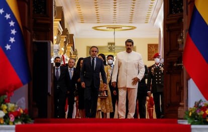 El presidente de Venezuela, Nicolás Maduro, y Armando Benedetti, caminan en el Palacio de Miraflores, en Caracas, Venezuela