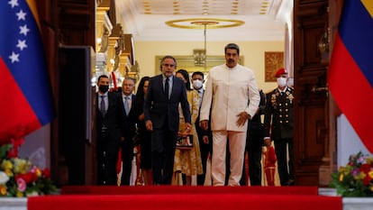 El presidente de Venezuela, Nicolás Maduro, y Armando Benedetti caminan en el Palacio de Miraflores, en Caracas, el 29 de agosto de 2022.