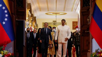 El presidente de Venezuela, Nicolás Maduro, y Armando Benedetti caminan en el Palacio de Miraflores, en Caracas, el 29 de agosto de 2022.