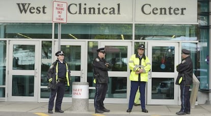 La policía custodia la entrada del Beth Israel.