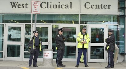 La polic&iacute;a custodia la entrada del Beth Israel.