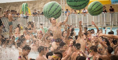 Decenas de jóvenes disfrutan de la piscina en el segundo día de la fiestas de bienvenida del festival Arenal Sound.