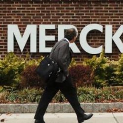 Un hombre pasea frente a una sede de la farmaceútica Merck.