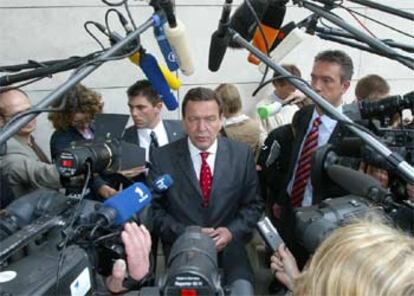 El canciller alemán, Gerhard Schröder, responde a las preguntas de los medios de comunicación en Berlín.
