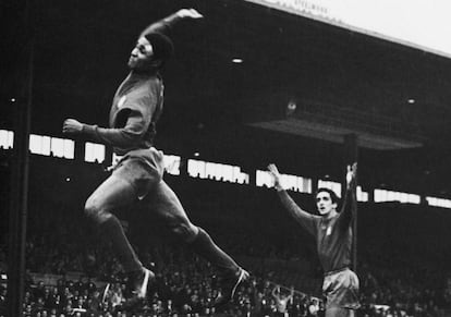 Eusebio celebra un gol con Portugal.