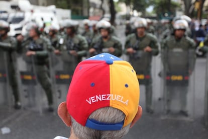 Un manifestante frente a un dispositivo de seguridad de la policía venezolana en El Paraíso (Caracas).