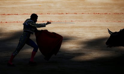 El diestro Cayetano Rivera se prepara para matar a uno de los toros durante su debut en el coso taurino de Pamplona, el 11 de julio de 2017.