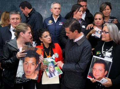 Pe&ntilde;a Nieto, hoy, con familiares de desaparecidos. 