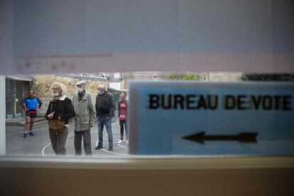 Varios votantes esperan su turno en el exterior de un centro de votaciones en Le Havre, al norte de Francia. Una de las claves de la jornada es la movilización del electorado del izquierdista Jean-Luc Mélenchon, tercero en la primera vuelta con un 21,95 %.