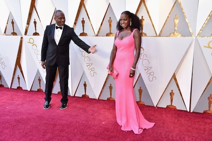 A vencedora do Oscar de melhor atriz coadjuvante em 2017, Viola Davis, e o marido dela e tamb&eacute;m ator Julius Tennon, no tapete vermelho do Oscar 2018.