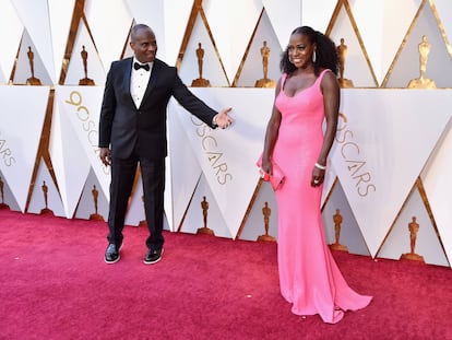 A vencedora do Oscar de melhor atriz coadjuvante em 2017, Viola Davis, e o marido dela e tamb&eacute;m ator Julius Tennon, no tapete vermelho do Oscar 2018.