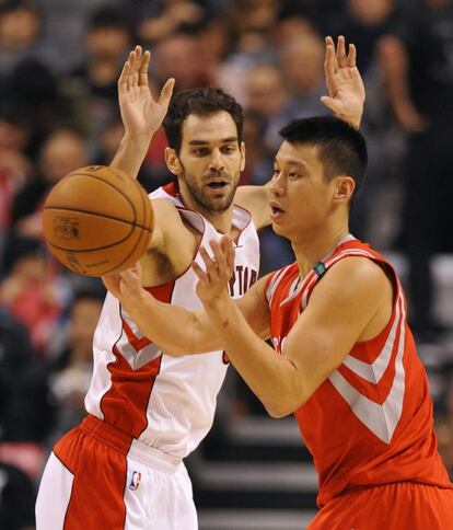 Calderón intenta impedir que Jeremy Lin realice un pase.