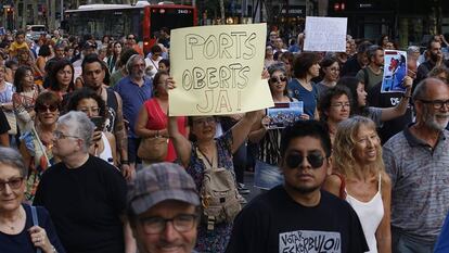 Manifestación contra las políticas migratorias en Barcelona, este lunes.