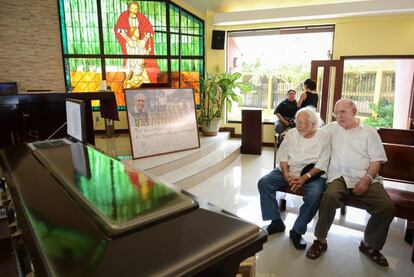 El poeta Ernesto Cardenal, hermano de Fernando, en el velatorio. 