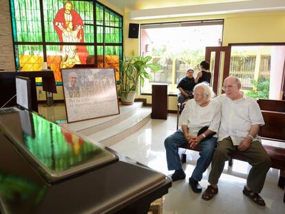 El poeta Ernesto Cardenal, hermano de Fernando, en el velatorio. 