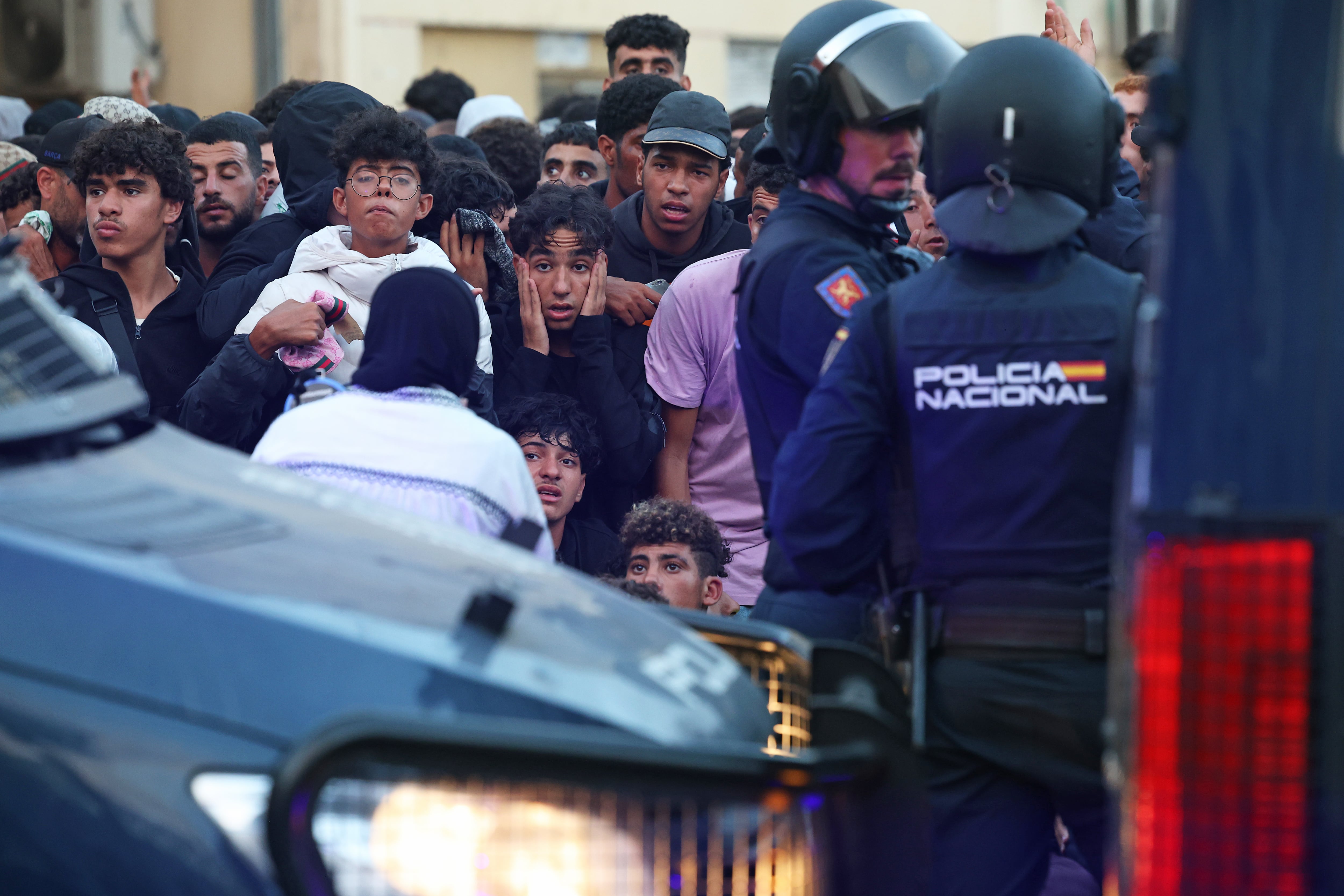 Los migrantes que se quedaron sin plaza en el Puerto de Ceuta: “Ha ganado la ley del más fuerte”