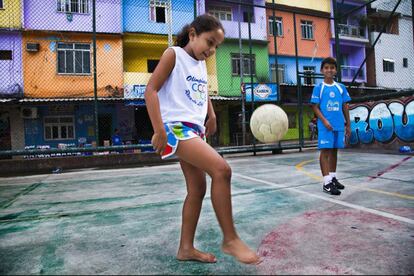 Uma menina brinca com a bola no campo de futebol da Rocinha. Os vizinhos dizem que ela é melhor que a maioria dos meninos.