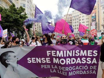 Cientos de manifestantes han secundado este sábado en València una marcha por la derogación de la conocida como 'ley mordaza', en defensa del territorio, contra el fascismo y en defensa del derecho a la vivienda.