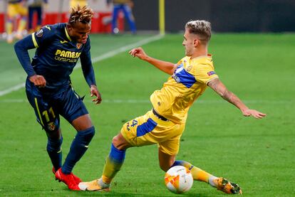 Samu Chukwueze trata de regatear al defensa del Maccabi Enric Saborit este jueves en el Bloomfield Stadium.