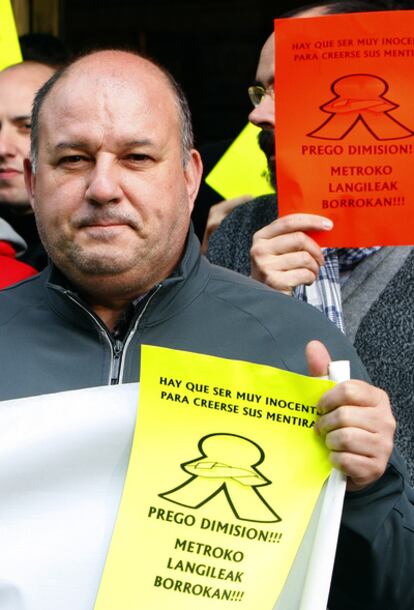 Trabajadores de Metro Bilbao, ayer durante la concentración de protesta ante la sede de la empresa.