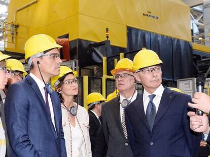 El presidente del Gobierno, Pedro Sánchez, durante la visita a las nuevas instalaciones de las factorías de la multinacional Renault en Valladolid.