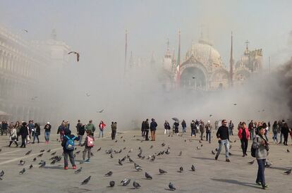 Humo ascendiendo en la famosa Plaza de San Marcos en Venecia, Italia, el viernes 17 de marzo de 2017. El intento de robo a una joyería desencadenó una oleada de pánico entre los turistas cuando los ladrones usaron bombas de humo para cubrir sus movimientos.