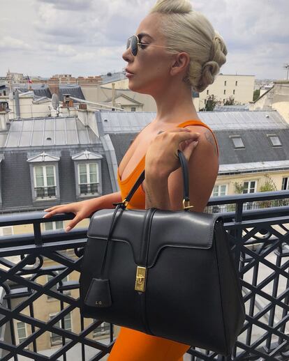 Gaga, en Instagram, con el primer bolso que aspira a convertirse en it- bag de la firma.