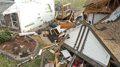 Escombros alrededor de una casa dañada, después de que un tornado tocara tierra en Florissant, Missouri, el 15 de marzo de 2025.