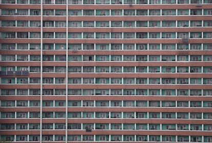 Vista frontal de un edificio de una zona residencial de Pyongyang (Corea del Norte).