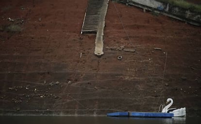 Reservatório seco de água em Igarata, no Estado de São Paulo.