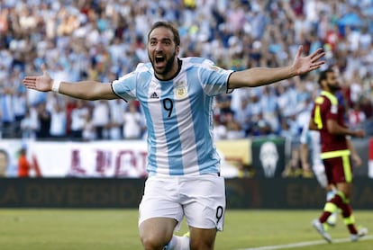 Gonzalo Higua&iacute;n es el artillero de la noche con dos tantos de gran factura.